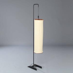 Ejner Larsen  Aksel Bender Madsen Standerlampe med stel af sortlakeret metal, ophængt poselampe af beige stof med cirkulære ender af teak.