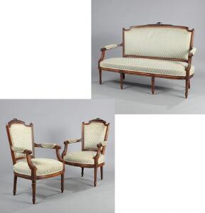 Møblement af udskåret nøddetræ, prydet med skæringer, bestående af sofa, et par armstole og sofabord. Louis XVI form 20. årh. 4