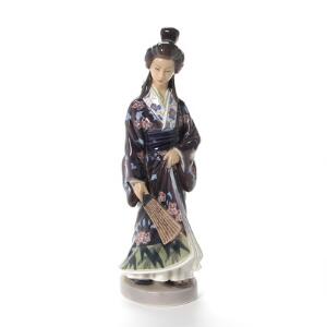 Jens Peter Dahl-Jensen Japanerinde figur af porcelæn, dekoreret i underglasur farver, stående i kimono med vifte. 1159. Dahl-Jensen. H. 35 cm.