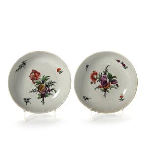 To skåle fra skiltestellet af porcelæn, dekorerede i farver med brogede blomster. Den kongelige Porcelainsfabrik, før 1800. Diam. 21 cm. 2