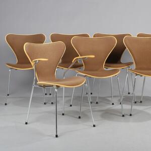 Arne Jacobsen Syveren. Seks stole og en armstol af lamineret ask, stel af stål, forsider med brunt uld. Udført hos Fritz Hansen. 7