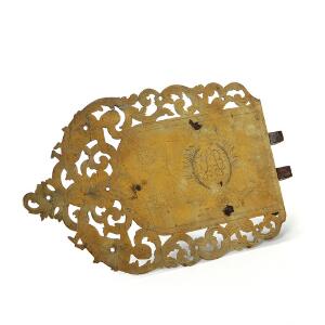 Barok lås af messing, graveret med kronet spejlmonogram og datoen 1718. L. 30,5 cm.