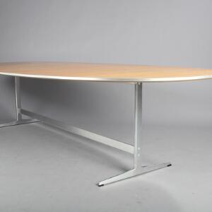 Piet Hein, Bruno Mathsson, Arne Jacobsen Superellipse. Ovalt bord med plade af valnød på shakerstel. Model D717. H. 70. L. 300. B. 130.