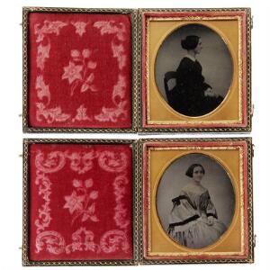 Daguerreotypes 2 original silver plate daguerreotype female portraits. 1870s-1880s. 7 x 5,5 cm. Mounted in cont. decorated frame boxes.