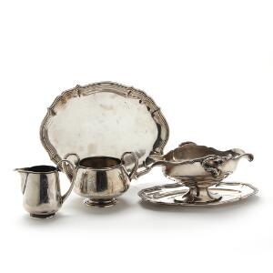 Fire dele korpus sølv  bestående af saucekande fra A. Dragsted, lille ovalt fad, flødekande samt sukkerskål. Ej samhørende. Vægt 1472 gr. 4.