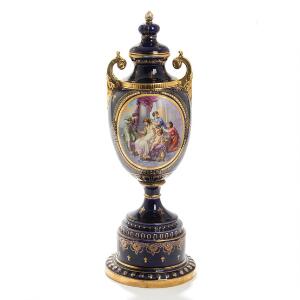 Royal Vienna prydvase af porcelæn, dekoreret med firgursceneri i kartouche på bleu royal fond. Ernst Wahliss. Mrk. 5205. Ca. 1900. H. 58.