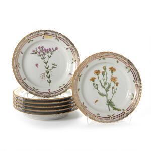Flora Danica 7 frokosttallerkener af porcelæn, dekoreret i farver og guld med blomster. 3550. Royal Copenhagen. 7