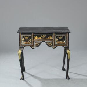 Lille engelsk skrivebord med sort lak og kineserier i guld, Dressing Table. Queen Anne stil, 19. årh. H. 74. B. 79. D. 50.