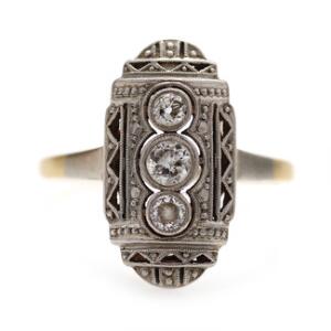Diamantring af 14 kt. guld- og hvidguld prydet med brillantslebne diamanter med ældre slibning. Str. 51.