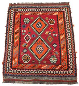 Shiraz Kelim tæppe, prydet med sammenhængende medaljoner på rød bund. Persien. 20. årh.s anden halvdel. 195 x 162.
