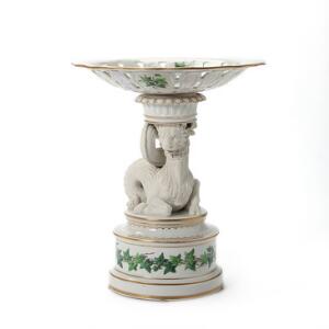 Opsats af porcelæn i to dele i form af skål og base med fantasidyr af biscuit. Den kongelige Porcelæn 1820-50. H. 39.