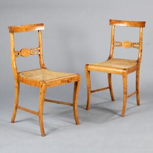 Et par svenske salonstole af birketræ, sæder med flet. 19. årh. 2