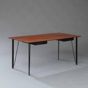 Arne Jacobsen. Skrivebord med stel af sortlakeret stål opsat på teaksko. Top af teak med to underhængende skuffer. Model FH 3605. Formgivet 1955.