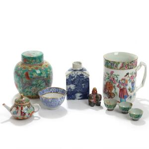 Famille Rose krus, ingefærskrukke, thedåse, thekande, skåle og snusflaske af porcelæn. Kina 19.-20. årh. H. 2,5-14,5. 9