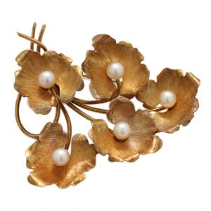 Perlebroche af 18 kt. guld i form af blomst prydet med kulturperler. L. ca. 5,0 cm. Vægt 10,5 gr.