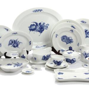 Blå blomst flettet. Kaffe- og spisestel af porcelæn, dekoreret i underglasur blå, Kgl. P., bestående af 61 dele. 61