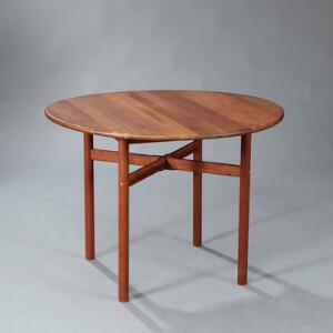 Dansk møbeldesign Cirkulært spisebord af massiv kirsebær opsat på stel med runde ben. H. 73. Diam. 101.