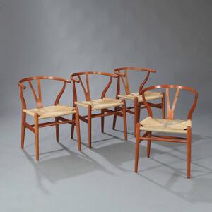 Hans J. Wegner Y-stolen. Et sæt på fire armstole med stel af kirsebær, sæde udspændt med flettet papirgarn. Udført hos Carl Hansen  Søn. 4