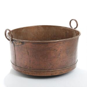 Gruekedel af kobber, i siderne bærehåndtag. 19. årh. H. 32. Diam. 51.