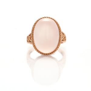 Rosenkvartsring af 14 kt. pink guld prydet med cabochonslebet rosenkvarts. Str. 54.