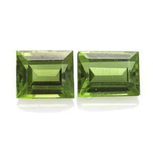 To uindfattede smaragdslebne peridoter på i alt ca. 5.74 ct. 2