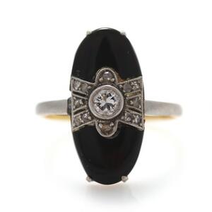 Onyx- og diamantring af 18 kt. guld og hvidguld prydet med udskåret onyx og talrige old mine-cut og rosenslebne diamanter. Str. 49. Ca. 1920-30.