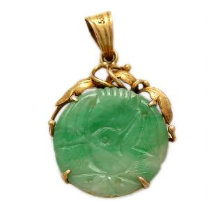 Jadevedhæng af 14 kt. guld prydet med udskåret jadeit. L. 3,3 cm.