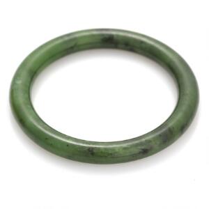 Armring af grøn jade nefrit. Diam. ca. 6,3 cm. B. ca. 9 mm.