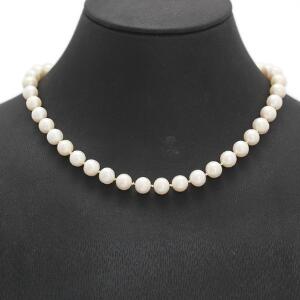 Perle- og opalhalskæde med lås af 14 kt. guld prydet med ferskvands kulturperler og opal dublet. Perlediam. ca. 5,0 mm. L. ca. 40 cm.