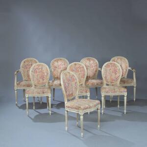 Et sæt på otte stole, hera fire med armlæn af hvidmalet træ. Louis XVI form, 20. årh. 8