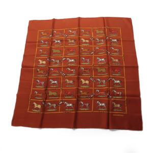 Hermés Kvadratisk kobberfarvet silketørklæde med hestemotiver. L. ca. 80 cm.