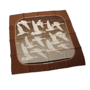 Hermés Kvadratisk silketørklæde i brune nuancer med motiv af svaner. 1970erne. L. ca. 90 cm.