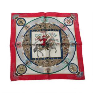 Hermés Lille kvadratisk silketørklæde med rød ramme og ryttermotiv. L. ca. 44 cm.