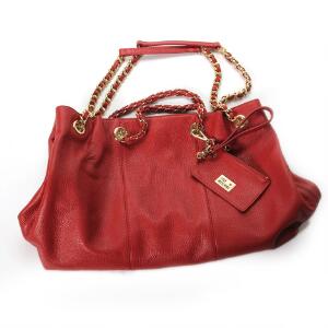 Moschino Rød lædertaske med dobbelt hank og dobbelt skulderhank med forgyldt messing beslag og kæde. Lille pung og keychain medfølger.