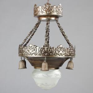 Skønvirke lysekrone af bruneret metal, støbt med ornamentik. Ca. 1900. H. 67. Diam. 47.
