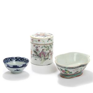 Kinesisk lågkrukke og to skåle af porcelæn, dekoreret i polykrome farver og blå. 19. årh. Lågkrukke H. 12. Diam. 10.