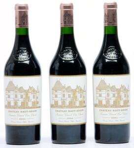 3 bts. Château Haut Brion, Pessac-Léognan. 1. Cru Classé 2004 A hfin.