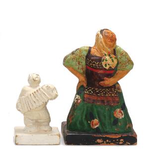 Boris Krilov En russisk kvinde og En russisk harmonikaspiller. Sign. B. Krilov. Figurer af keramik, én malet i farver. 20. årh. H. 17 og 10. 2.