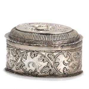 Erofi Semenov Russisk oval oblatæske af sølv, låg dekoreret med frugter og gadroneret kant. Moskva, 1735. Vægt ca. 65 gr. H. 5 cm. L. 9 cm.