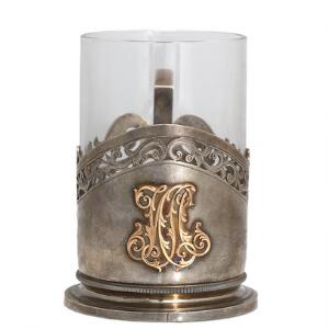 Finsk the-glasholder af sølv, dekoreret med gennembrudt bladværk og monogram i guld. Før 1917. Vægt ekskl. ikke tilhørende glas ca. 248 gr. H. 10.