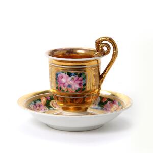 Gardener Porcelainsfabrik Russisk kop med underkop, dekoreret i guld og farver, hank i form af slanger. 19. årh.s første halvdel. H. 13,5. 2.