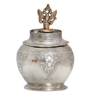 Feodor Andreianov Russisk skål med låg af sølv, top prydet med den russiske dobbeltørn. Guardein M. M. Karpinski 1800-1824. Vægt ca. 258 gr. H. 14,5.