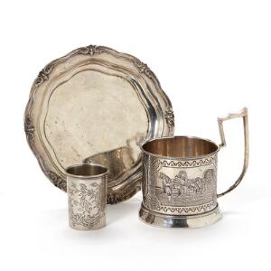 En samling af russisk sølv, bestående af the-glasholder, vodkakop og flaskebakke. Moskva, 19. årh. H. 10 og 5,3. Diam. 15,5. 3.