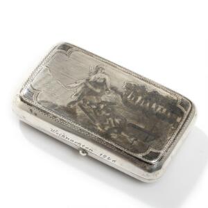 Russisk cigaretetui af sølv, prydet med mytologisk sceneri og ornamentik i sort niello. Moskva bymærke 1883. Vægt ca. 147 gr.