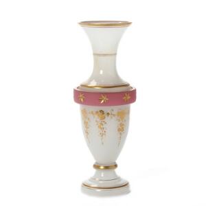Russisk vase af glas i hvid og lyserød opaline, dekoreret i guld med bladranker. 19. årh. H. 28 cm.