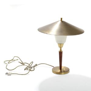 Dansk design Bordlampe med kegleformet top og fod af messing, indvendig skærm af glas, stamme af teaktræ. Antagelig udført hos Lyfa. H. 42.