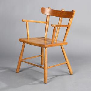 Ubekendt møbeldesign Armstol af bøg opsat på kølleformede ben. Formgivet 1940-1950erne.