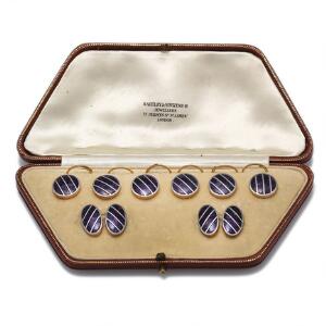 Et sæt manchetknapper og vesteknapper af 15 kt. guld, platin og emalje. I tilhørende etui. England ca. 1910.