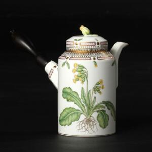 Flora Danica. Kaffekande af porcelæn med stjerthank af drejet træ, dekoreret i farver og guld med blomster. Kgl. P. nr. 3620. H. 17,5.