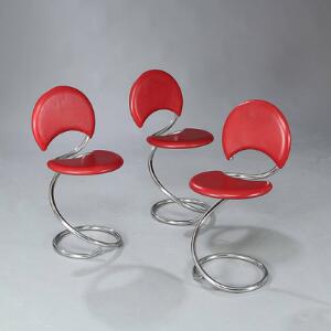 Poul Henningsen PH-501 Slangestol. Sæt på tre stole med stel af forkromet stål. Sæde og ryg betrukket med rødt farvet skind. 3